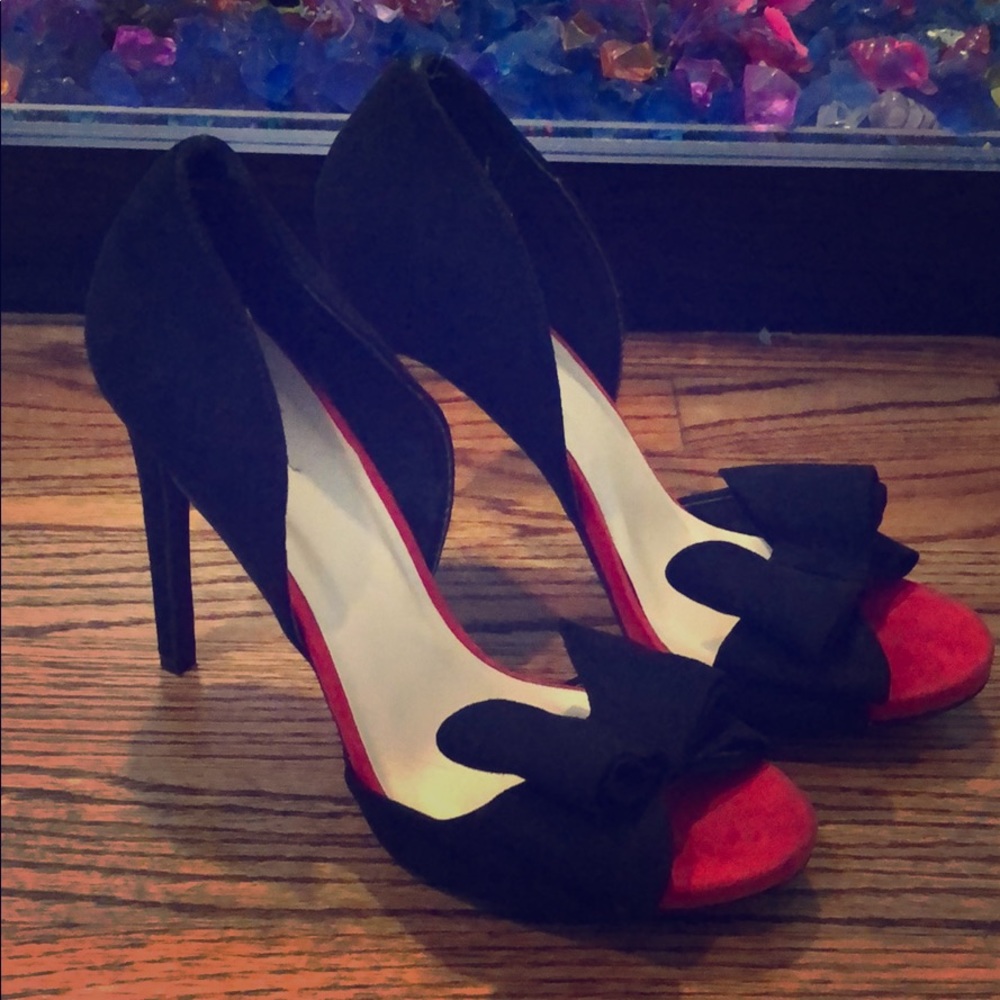 Black suede pump